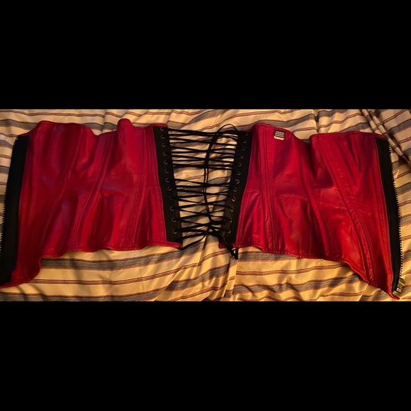 Black leather corset with red leather piping - Picture 3 of 12